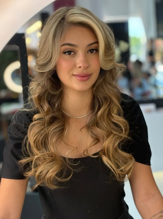 Ondas loiras emoldurando o rosto