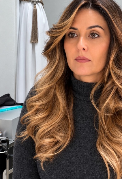 Mechas douradas entre curvas