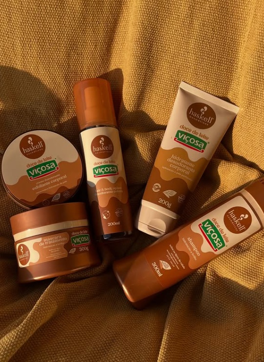 Corpo e cabelo em tons caramelo